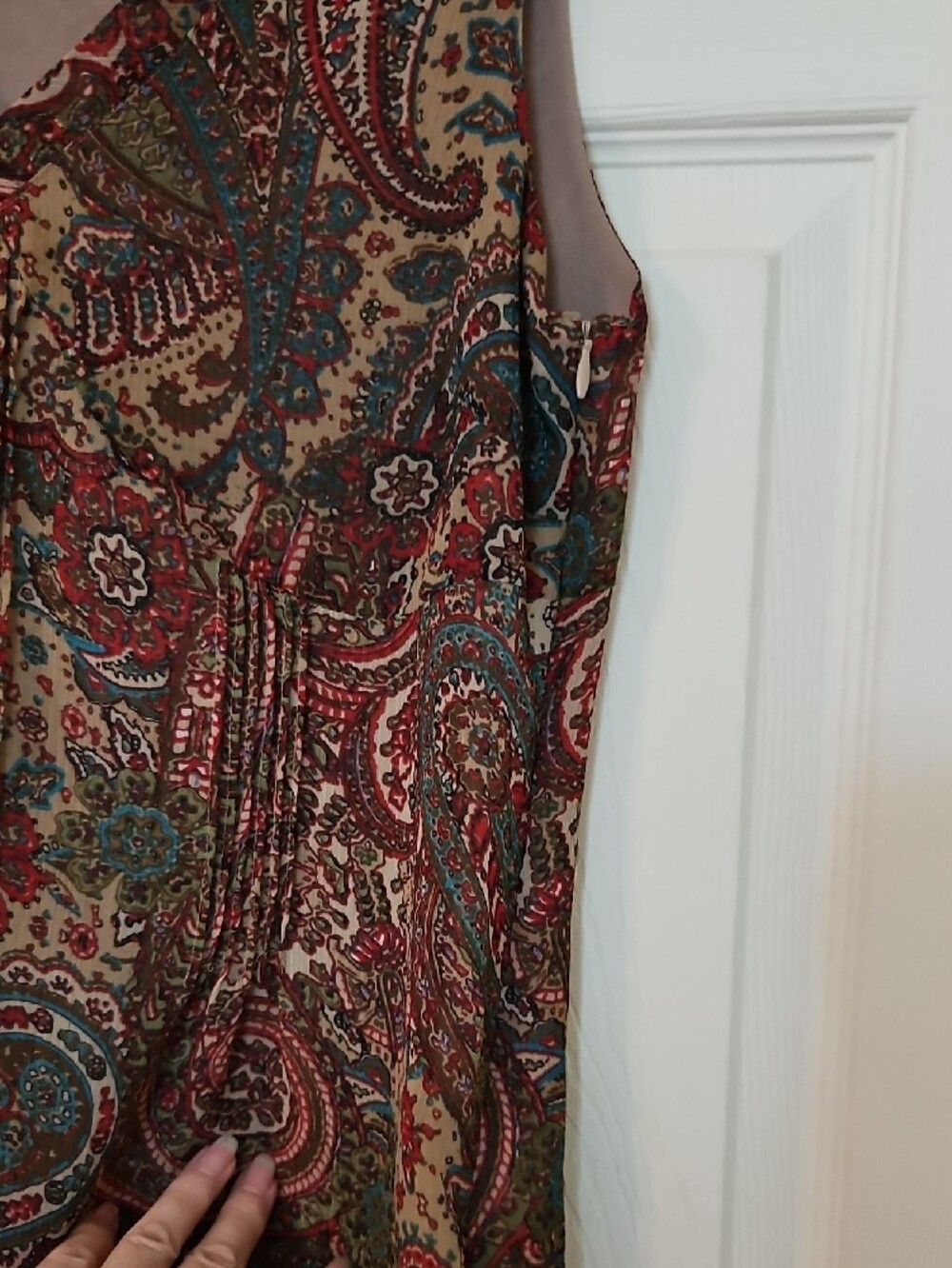 a.n.a Paisley V‑Neck Sleeveless Camisole in Red, Tan & Blue - Picture 5 of 7